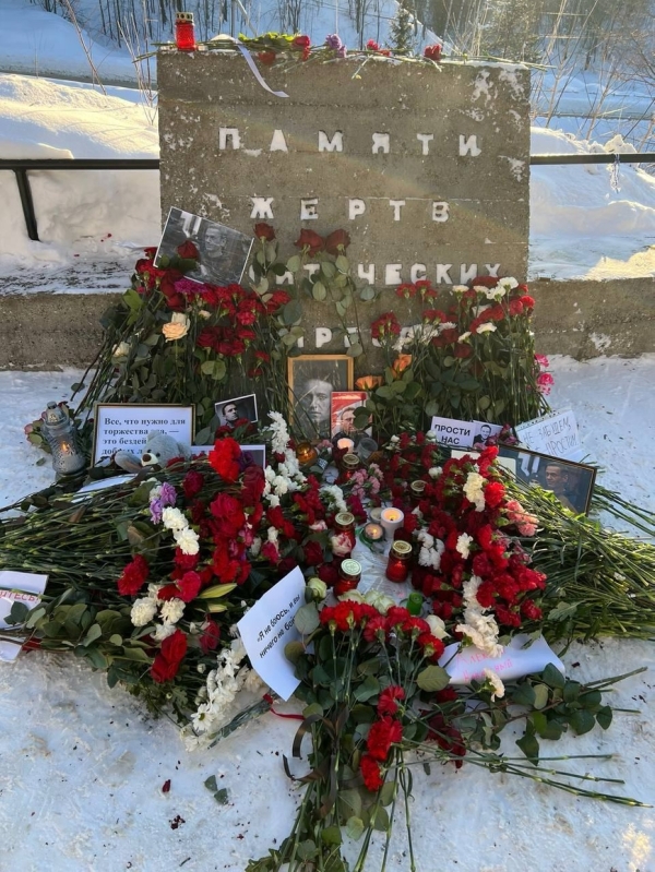 Юрист: ведущий нарушил закон, назвав в эфире имена людей, которые приносили цветы в память о Навальном