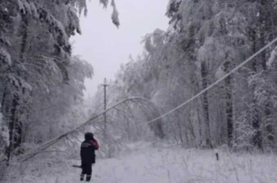 В результате сильного снегопада в Свердловской области отключены электричество, вода и мобильная связь