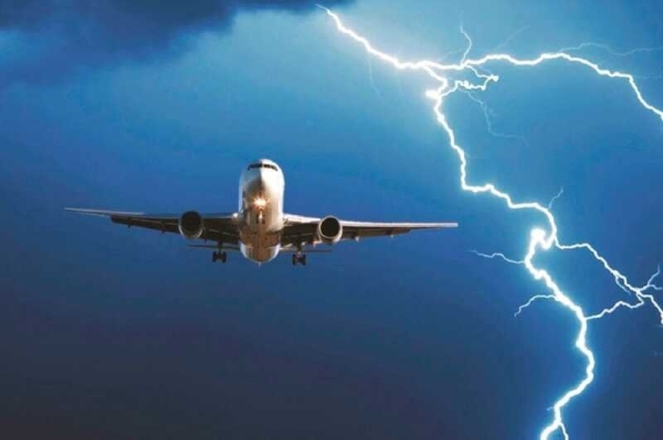 В Канаде молния ударила в пассажирский самолет