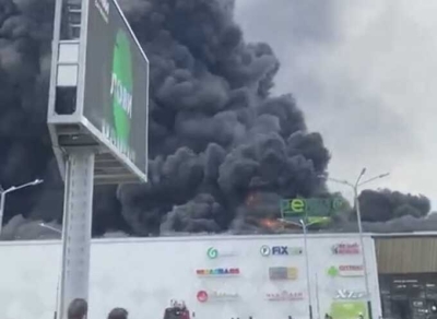 В Хабаровске загорелся торговый центр "Ремисити"